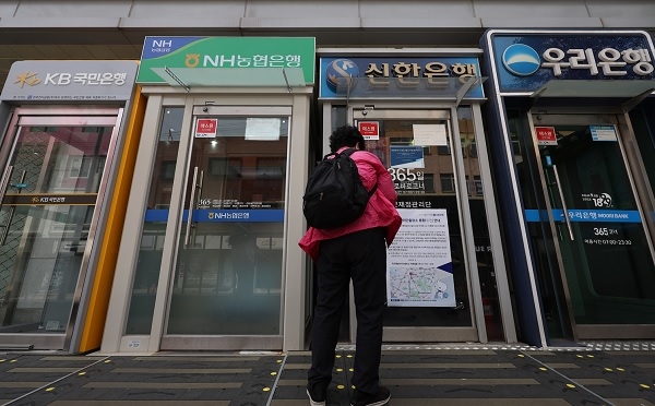 상생금융에 대한 정부의 압박을 비롯해 은행 금리에 대한 경쟁당국의 눈초리까지 매서워지면서 은행업권이 살얼음판 위로 떠밀려 올라가고 있다. [제공=연합]