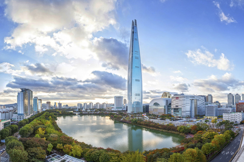 롯데가 18일 롯데월드타워에서 ‘2024 상반기 롯데 VCM(Value Creation Meeting)’을 열고 그룹 경영계획 및 중장기 전략을 논의한다. [제공=롯데]