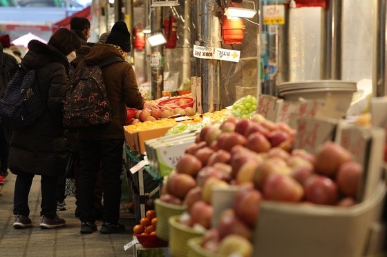 서울 시내 한 전통시장에서 방문객이 과일을 살펴보고 있다. 연합뉴스