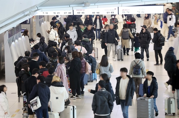 김포공항 국내선에서 여행객이 탑승 수속을 위해 줄을 서고 있는 모습이다. [제공=연합]