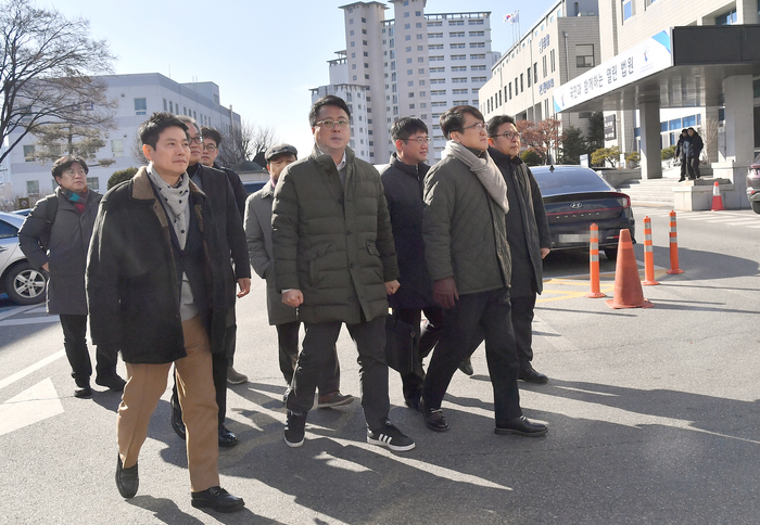 한국인터넷신문협회 관계자들이 23일 카카오 뉴스 검색서비스 차별 중지‘ 가처분 심문 참석을 위해 수원지방법원 성남지원에 들어서고 있다. [출처=한국인터넷신문협회]