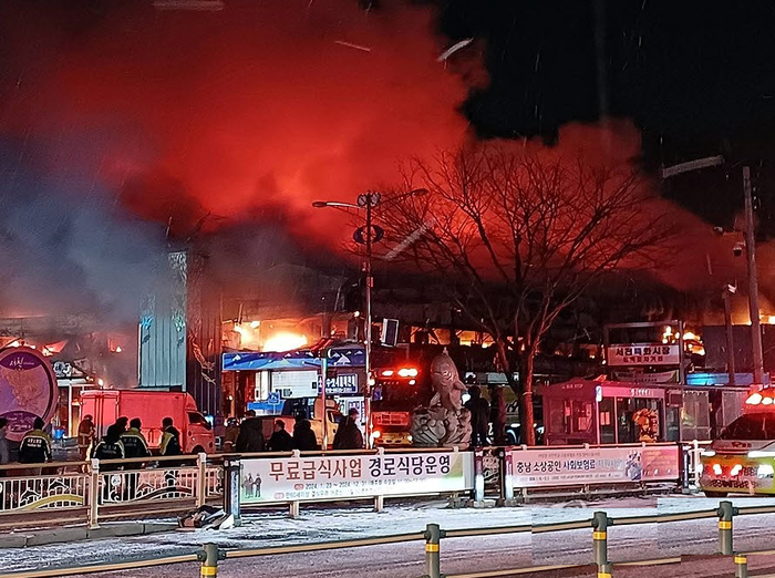 23일 오후 충남 서천군 서천수산물특화시장 화재 현장[제공=연합]