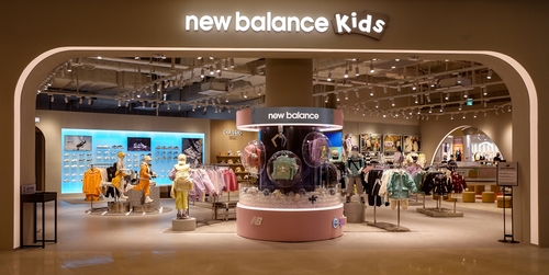 이랜드월드에서 전개하는 글로벌 스포츠 브랜드 뉴발란스(NEW BALANCE)와 뉴발란스 키즈(NEW BALANCE KIDS)가 스타필드 수원 신규 매장을 26일 오픈한다. [제공=이랜드]