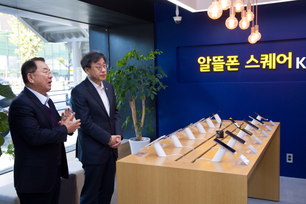 박윤규 과학기술정보통신부 제2차관(오른쪽)이 지난해 11월 서울 종로구 알뜰폰스퀘어를 방문해 알뜰폰 요금제 출시현황 등을 점검하는 모습. 과학기술정보통신부