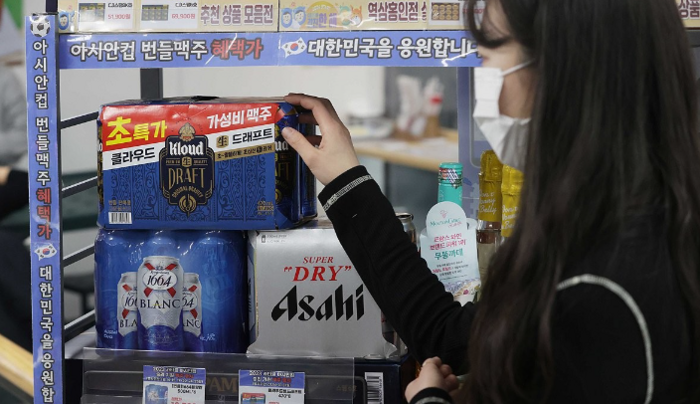 서울의 한 GS25편의점에 할인 맥주가 진열돼 있는 모습. [제공=연합]
