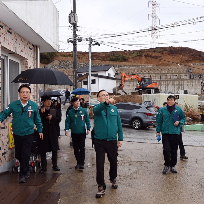 이한경 행정안전부 재난안전관리본부장이 지난달 20일 경북 울진군 임시조립주택 이주단지를 찾아 겨울철 안전관리 추진상황을 점검하는 모습. 행정안전부