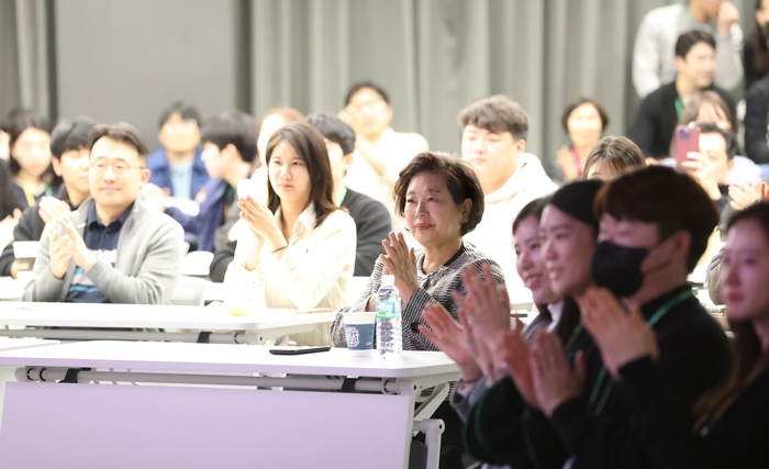 현정은 현대그룹 회장이 14일 현대그룹 사옥에서 열린 ‘한낮의 재즈콘서트’에 깜짝 방문해 임직원들과 공연을 함께 즐기며 소통과 교감의 시간을 가졌다. [제공=현대그룹]