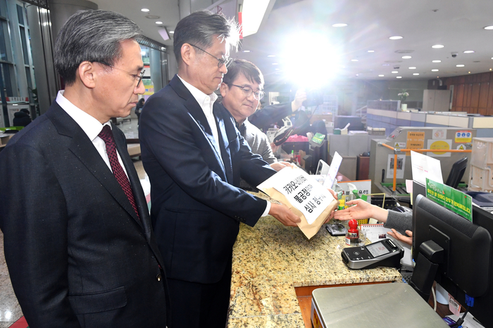 한국인터넷신문협회는 15일 카카오와 네이버의 온라인 포털 불공정약관에 대한 공정위 심사 청구서를 서울중앙우체국을 통해 접수하고 있다. [출처=한국인터넷신문협회]