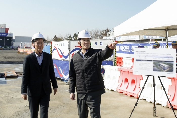 삼성바이오로직스 인천사업장을 찾은 이재용 회장이 ADC(Antibody-drug conjugate, 항체-약물 접합체) 제조시설 건설 현장을 살펴보고 있다. [제공=삼성전자]