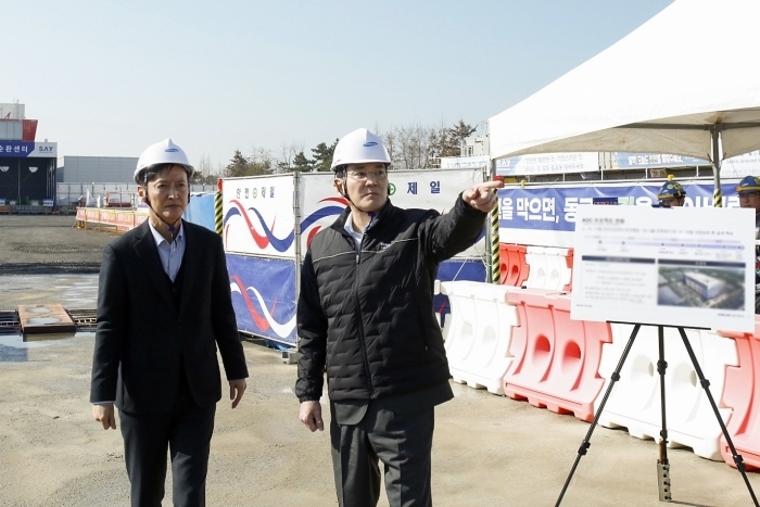 삼성바이오로직스 인천사업장을 찾은 이재용 회장이 ADC(Antibody-drug conjugate, 항체-약물 접합체) 제조시설 건설 현장을 살펴보고 있다. [제공=삼성전자]