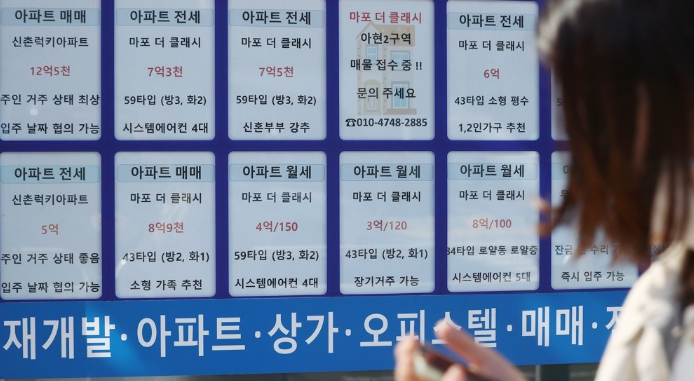 서울 시내 한 부동산중개업소에 붙은 전·월세 안내문. [제공=연합]