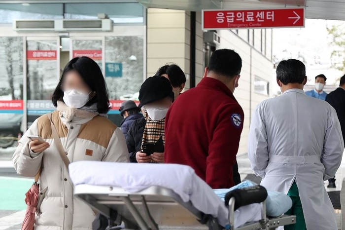 서울 한 대형병원에서 의료진들이 응급실로 이동하고 있다. [제공=연합]