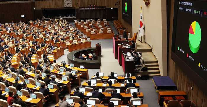 29일 국회에서 열린 본회의에서 4·10 총선 선거구 획정안을 담은 공직선거법 개정안이 통과되고 있다.