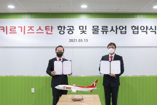 나성훈 티웨이항공 부회장(오른쪽)[제공=티웨이항공]
