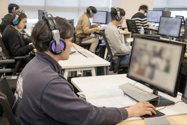 2023년 하반기 공채 온라인 삼성직무적성검사(GSAT)를 앞두고 감독관이 응시자 대상 예비소집을 진행하는 모습. [제공=삼성]