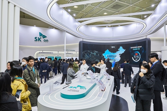 인터배터리 2024를 찾은 참관객들이 SK온 부스를 둘러보고 있다. [제공=SK온]