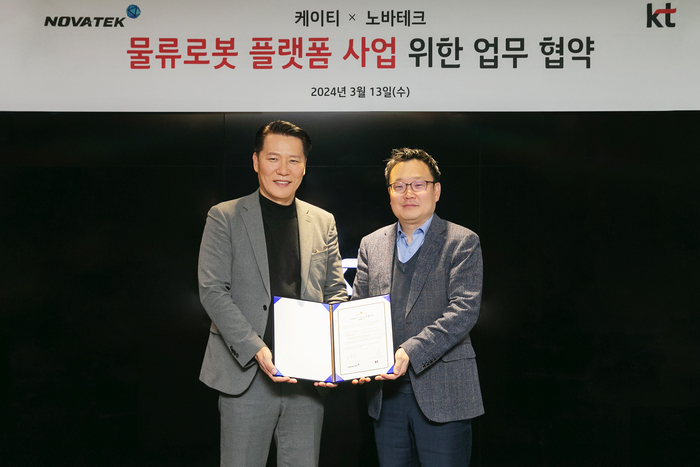 KT AI 로봇사업단 이상호 단장(오른쪽)과 노바테크 송동석 대표가 물류로봇 플랫폼 사업을 위한 업무협약 체결 후 기념촬영을 하는 모습. KT