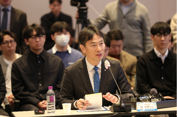 이복현 금감원장이 13일 전경련회관에서 열린  ‘개인투자자와 함께하는 열린 토론’에 참석해 발언하고 있다. [제공=금융감독원]