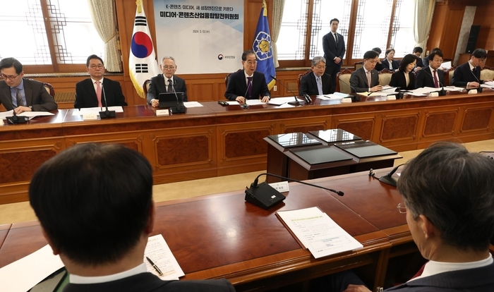한덕수 국무총리가 13일 서울 종로구 정부서울청사에서 열린 미디어·콘텐츠 산업융합 발전위원회에 참석해 발언하고 있다. 연합