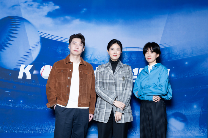 (왼쪽부터) 전택수 티빙 CPO, 최주희 CEO, 이현진 CSO가 12일 CJ ENM 탤런트 스튜디오에서 열린 ‘티빙 K-볼 서비스 설명회’에서 기념촬영을 하는 모습. 티빙