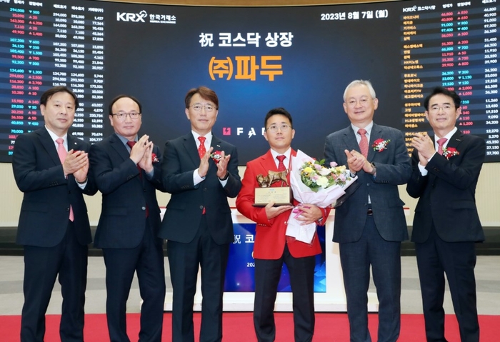 작년 8월 7일 열린 파두의 코스닥시장 신규상장식에서 (왼쪽부터)유도석 한국IR협의회 상무, 강왕락 코스닥협회 부회장, 이부연 한국거래소 코스닥시장본부장보, 이지효 파두 대표이사, 정영채 NH투자증권 대표이사, 배영규 한국투자증권 IB그룹장이 기념촬영을 하고 있다. [제공=한국거래소]