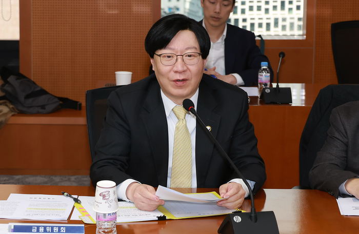 김소영 금융위원회 부위원장이 18일 서울 중구 금융연구원에서 개최한 금융시장 현안 점검·소통회의에서 정부, 관계기관, 시장전문가들과 함께 현재 거시경제 및 금융시장 상황에 대한 시각과 향후 전망에 대한 의견을 공유하고 제2금융권 건전성 현황 등 금융시장 주요 이슈에 대한 대응방안을 논의했다.