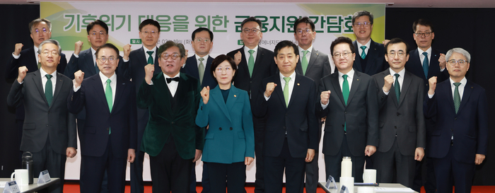 김주현 금융위원장이 19일 오전 서울 상암동 서울에너지드림센터에서 김상협 2050 탄소중립‧녹색성장 위원회(이하 ‘탄녹위’) 민간위원장과 한화진 환경부 장관이 자리한 가운데, 은행장 및 정책금융기관장 간담회를 개최해 ‘기후위기 대응을 위한 금융지원 확대방안’과 ‘저탄소 체계로의 전환 가속화를 위한 녹색투자 확대방안’을 발표했다. [제공=금융위원회]