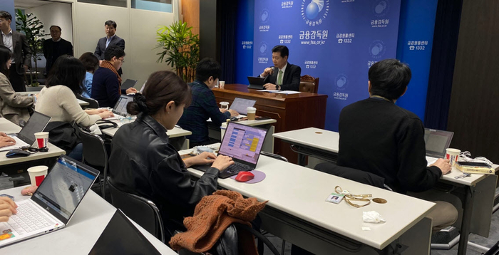 21일 김병칠 금감원 부원장보가 금융권 부동산 프로젝트 파이낸싱(PF) 상황에 대해 설명하고 있다.[EBN]