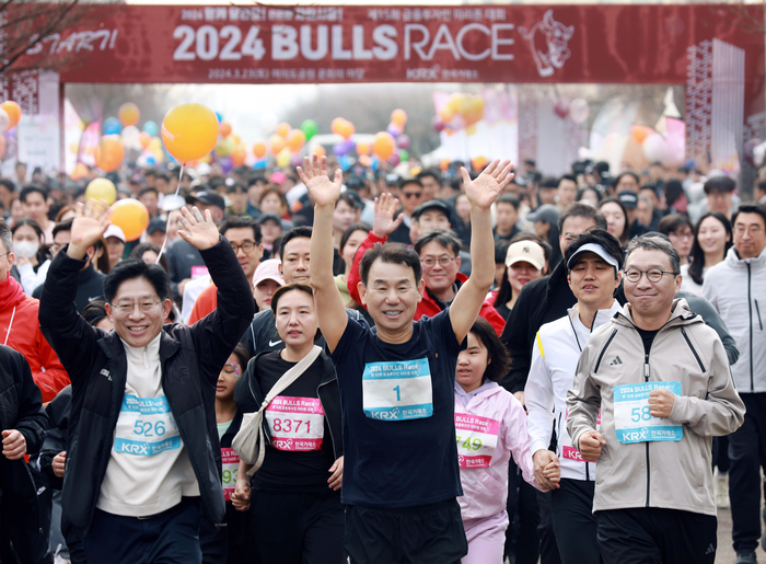 23일 제15회 금융투자인 마라톤 대회(2024 Bulls Race)에서 정은보 한국거래소 이사장(가운데)과 5km 레이스 참가자들이 힘차게 출발하고 있다. [제공=한국거래소]