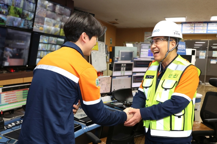 지난 22일 포항제철소 2열연공장을 방문한 장인화 포스코그룹 회장(사진 오른쪽)이 직원들과 인사를 나누고 있다 [제공=포스코그룹]