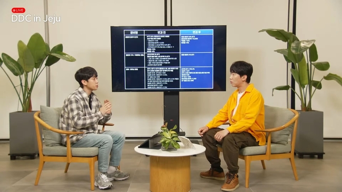 DDC에서 아이템 개편을 발표하는 김현석 네오플 팀장(왼쪽) [출처=넥슨]