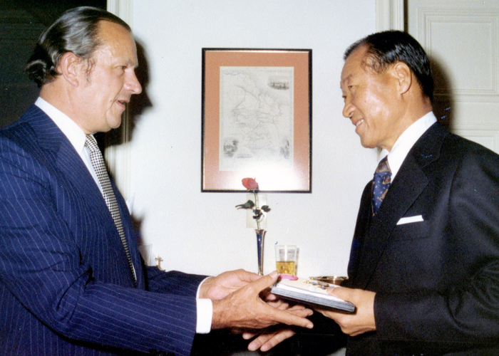 <{우측 정주영 선대 회장}>[제공=현대자동차그룹]