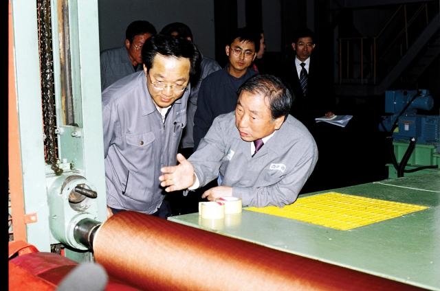 지난 2004년 중국 가홍 타이어코드공장을 순시 중인 조석래 효성그룹 명예회장. [제공=효성그룹]