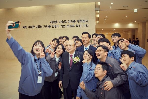 김승연 한화그룹 회장(사진 가운데)이 한화에어로스페이스 대전 연구개발센터(R&D) 캠퍼스를 방문해 임직원들과 셀카를 찍고 있다. [제공=한화그룹]