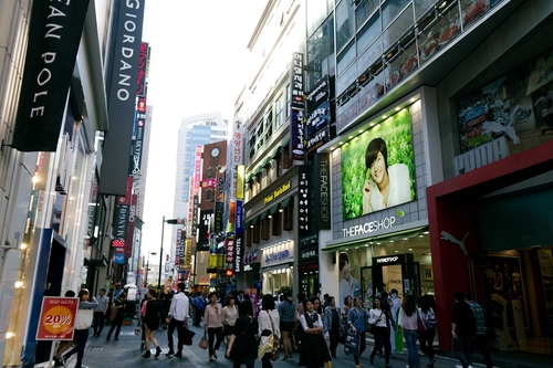 이른바 ‘1세대 화장품’ 로드숍들이 단일 브랜드로 구성된 오프라인 매장에 대한 강박을 버리고 판로를 본격 확장하면서 부활의 날갯짓을 켜고 있다. [제공=픽사베이]