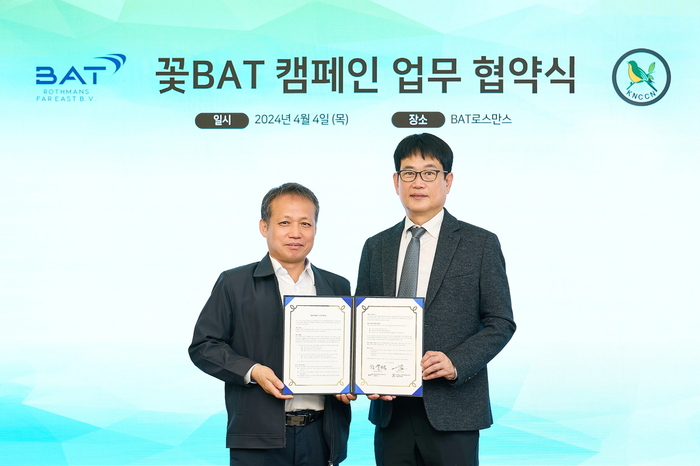 지난 4일 BAT로스만스 본사에서 열린 ‘2024년 꽃BAT 캠페인’ 업무 협약식에서 장유택 BAT로스만스 대외협력팀 전무(오른쪽)와 정경열 (사)자연보호중앙연맹 서울특별시협의회 사무국장이 기념촬영을 하고 있다. [제공=BAT로스만스]