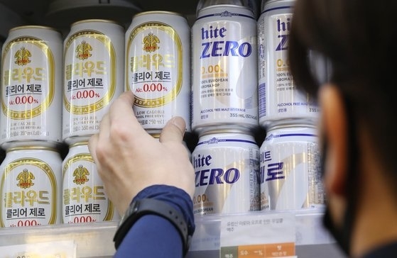 서울시내 한 마트의 무알코올 판매대에서 소비자가 무알콜 맥주를 집고 있다. 연합뉴스