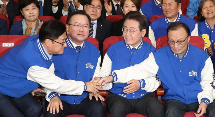 이재명 더불어민주당 대표, 이해찬·김부겸 상임공동선거대책위원장, 홍익표 원내대표가 10일 오후 서울 영등포구 여의도 국회 의원회관에 마련된 제22대 국회의원선거(총선) 민주당 개표 상황실에서 방송사 출구조사 결과를 지켜본 뒤 손을 잡고 있다. [제공=연합]