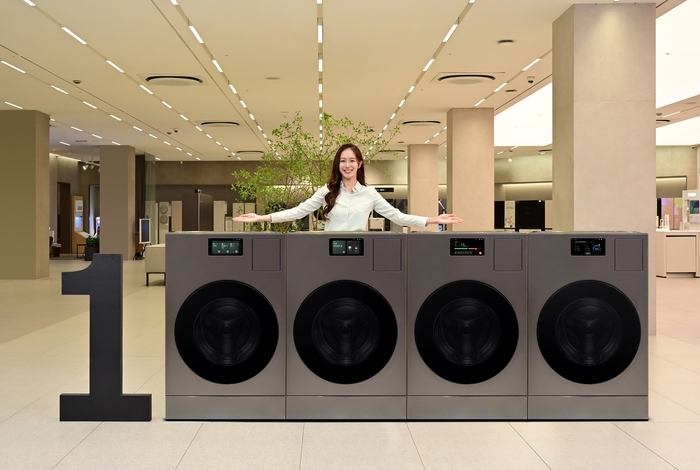 삼성전자 모델이 삼성스토어 대치점에서 국내 누적 판매량 1만대를 돌파한 ‘비스포크 AI 콤보’를 소개하는 모습 [제공=삼성전자]