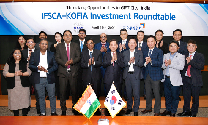 11일 열린 ‘IFSCA-KOFIA 투자라운드테이블’을 마치고 칼야나라만 라자라만 위원장(앞줄 왼쪽 네번째부터)과 서유석 금융투자협회장이 참석자들과 함께 기념촬영을 하고 있다. [제공=금융투자협회]