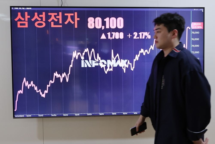 삼성전자 주가를 팔고 떠난 개미들이 후속 투자에서 큰 손실을 본 것으로 나타났다. 연합뉴스