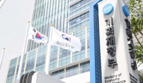 정부가 올해 1·4분기 한국은행에 터놓은 ‘마이너스 통장’(일시 대출 제도)에서 33조원 가까이 빌려 부족한 재정을 메운 것으로 나타났다. [제공=연합]