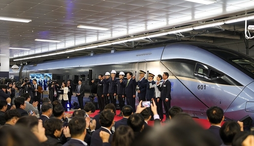 국토교통부와 한국철도공사(코레일)는 다음 달 첫 운행을 앞둔 신형 고속열차 ‘KTX-청룡’의 국민 시승 행사를 오는 22∼25일 진행한다고 밝혔다. [제공=연합]