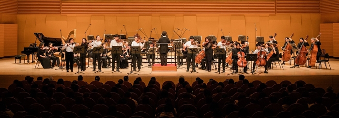 지난 2월 25일 경기도 성남아트센터 콘서트홀에서 열린 ‘제10회 빛의 소리 나눔콘서트’에서 성동장애인종합복지관의 합주단 ‘어울림단’이 MPO 단원들과 함께 특별한 협연 무대를 펼치고 있다. [제공=한미약품]