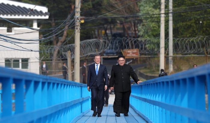 문재인 전 대통령과 김정은 북한 국무위원장이 2018년 4월 27일 오후 판문점 도보다리에서 산책하고 있다.  [제공=연합]