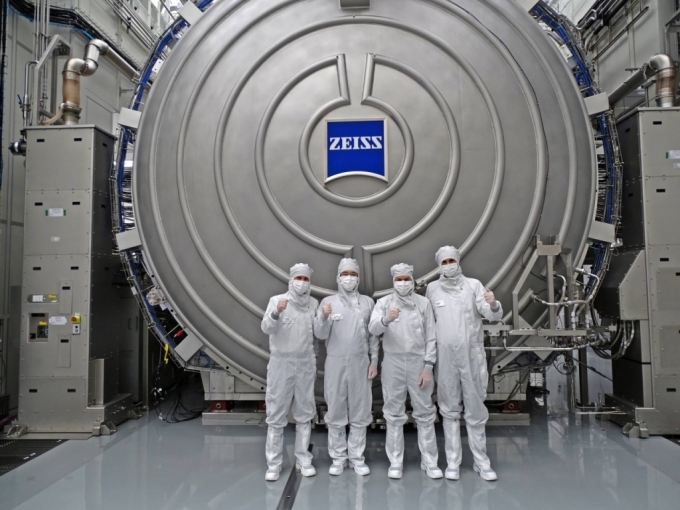 26일(현지 시간) 독일 오버코헨 ZEISS 본사를 방문한 이재용 삼성전자 회장(왼쪽에서 두번째)이 최신 반도체 장비를 살펴본 뒤 칼 람프레히트(Karl Lamprecht) ZEISS그룹 CEO(왼쪽에서 세번째), 안드레아스 페허(Andreas Pecher) ZEISS SMT(Semiconductor Manufacturing Technology)CEO(왼쪽에서 첫번째)와 함께 기념 사진을 촬영하는 모습. [제공=삼성전자]