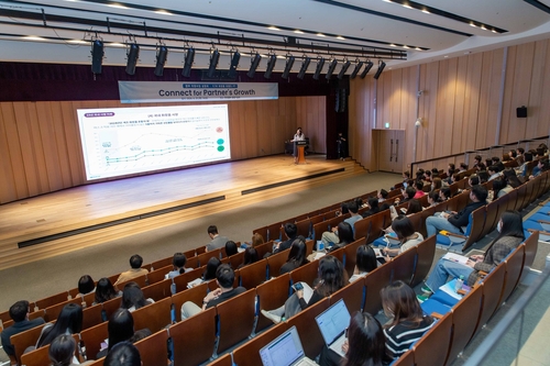 콜마홀딩스는 지난 25일 오후 서울 서초구에 위치한 한국콜마 종합기술원에서 고객사들을 대상으로 정부 지원사업 설명회를 개최했다. [제공=콜마홀딩스]