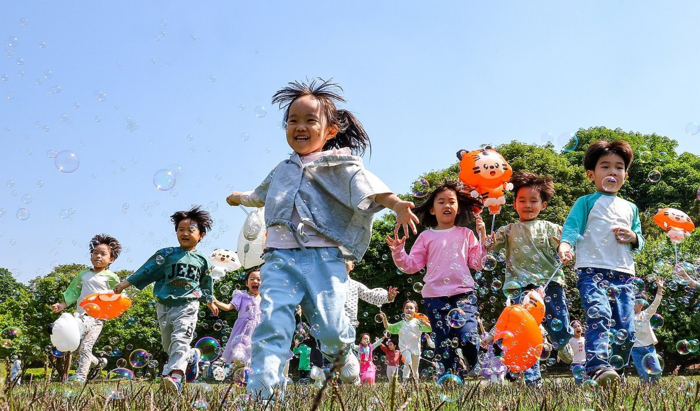 서울 송파구 한성백제박물관 앞에서 야외학습을 나온 어린이들이 비눗방울 놀이를 하며 즐거워하고 있다. [제공=연합]