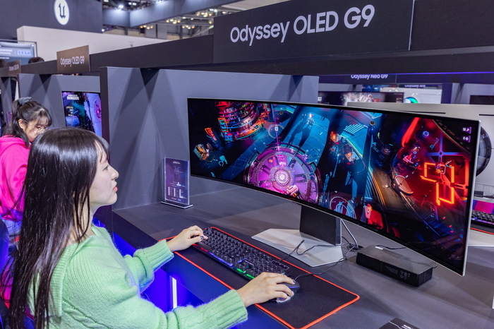 삼성전자 모델이 지스타 2023 오디세이 체험존에서 오디세이 ‘OLED G9’을 소개하고 있다. [제공=삼성전자]