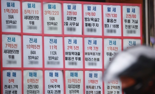 서울의 아파트 전셋값 상승세가 가파르지만 과거 최고가와 대비해 여전히 84% 수준이란 분석이 나왔다. [제공=연합]